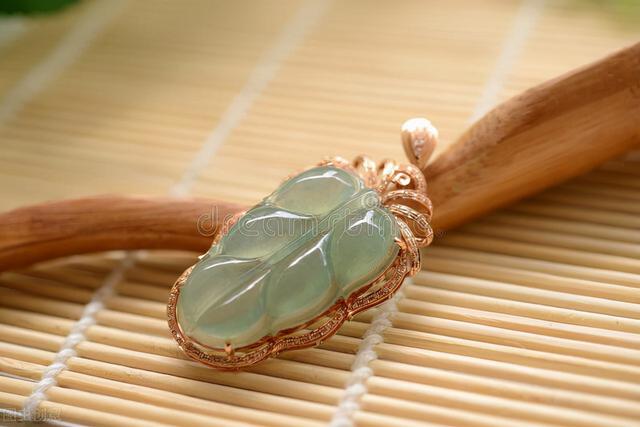 翡翠手镯表面不光滑,翡翠手镯不好看怎么处理-第1张图片-翡翠网 翡翠手镯表面不光滑,翡翠手镯不好看怎么处理-第1张图片-翡翠网