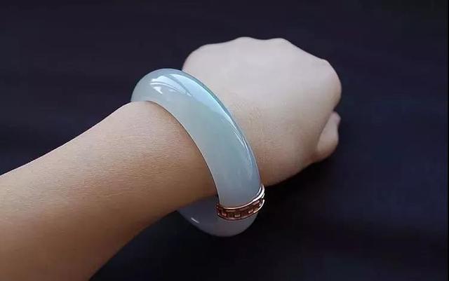 翡翠手镯表面不光滑,翡翠手镯不好看怎么处理-第6张图片-翡翠网 翡翠手镯表面不光滑,翡翠手镯不好看怎么处理-第6张图片-翡翠网