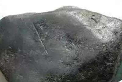 翡翠原石切面特征,翡翠原石切开全是裂有用吗-第2张图片-翡翠网 翡翠原石切面特征,翡翠原石切开全是裂有用吗-第2张图片-翡翠网