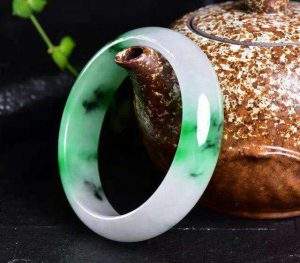 关于一万多元左右的翡翠手镯的信息-第1张图片-翡翠网 关于一万多元左右的翡翠手镯的信息-第1张图片-翡翠网