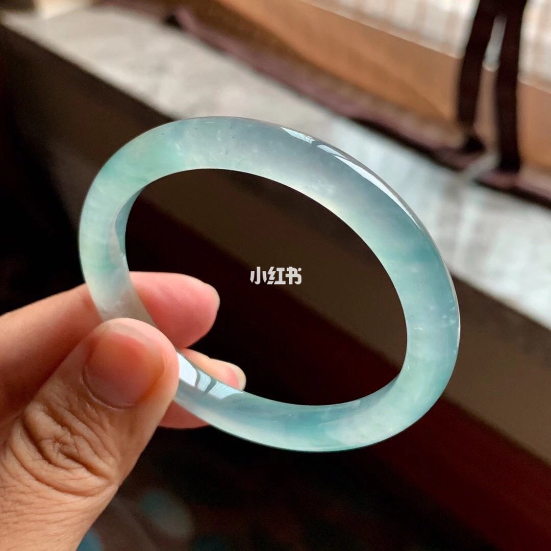 关于一万多元左右的翡翠手镯的信息-第2张图片-翡翠网 关于一万多元左右的翡翠手镯的信息-第2张图片-翡翠网