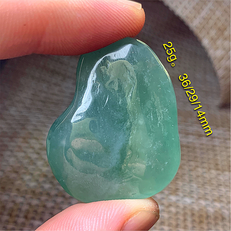 翡翠原石有胶感起荧光,翡翠胶感是什么原石-第1张图片-翡翠网 翡翠原石有胶感起荧光,翡翠胶感是什么原石-第1张图片-翡翠网