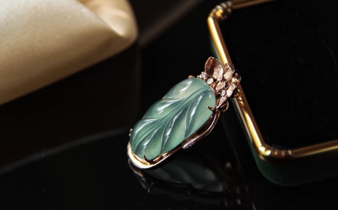 翡翠原石有胶感起荧光,翡翠胶感是什么原石-第2张图片-翡翠网 翡翠原石有胶感起荧光,翡翠胶感是什么原石-第2张图片-翡翠网