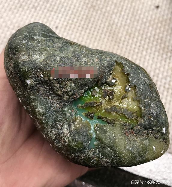 为什么翡翠戴着变绿色了,翡翠原石越玩越绿吗-第2张图片-翡翠网 为什么翡翠戴着变绿色了,翡翠原石越玩越绿吗-第2张图片-翡翠网