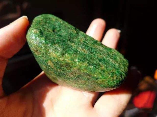 翡翠原石的藓打灯表现的简单介绍-第1张图片-翡翠网 翡翠原石的藓打灯表现的简单介绍-第1张图片-翡翠网