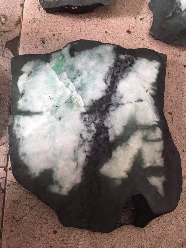 花25000买了块翡翠原石,6500万翡翠原石开了10亿-第1张图片-翡翠网 花25000买了块翡翠原石,6500万翡翠原石开了10亿-第1张图片-翡翠网