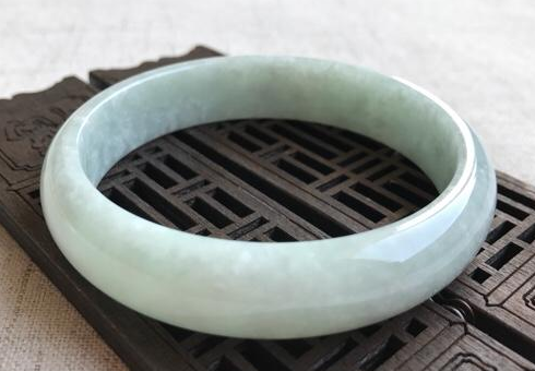 哪个牌子的翡翠手镯性价比高翡翠手镯保值吗-第2张图片-翡翠网 哪个牌子的翡翠手镯性价比高翡翠手镯保值吗-第2张图片-翡翠网