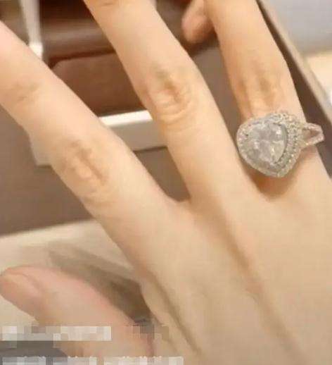 中国十大钻石戒指哪个品牌好,世界十大钻戒排名-第2张图片-翡翠网 中国十大钻石戒指哪个品牌好,世界十大钻戒排名-第2张图片-翡翠网