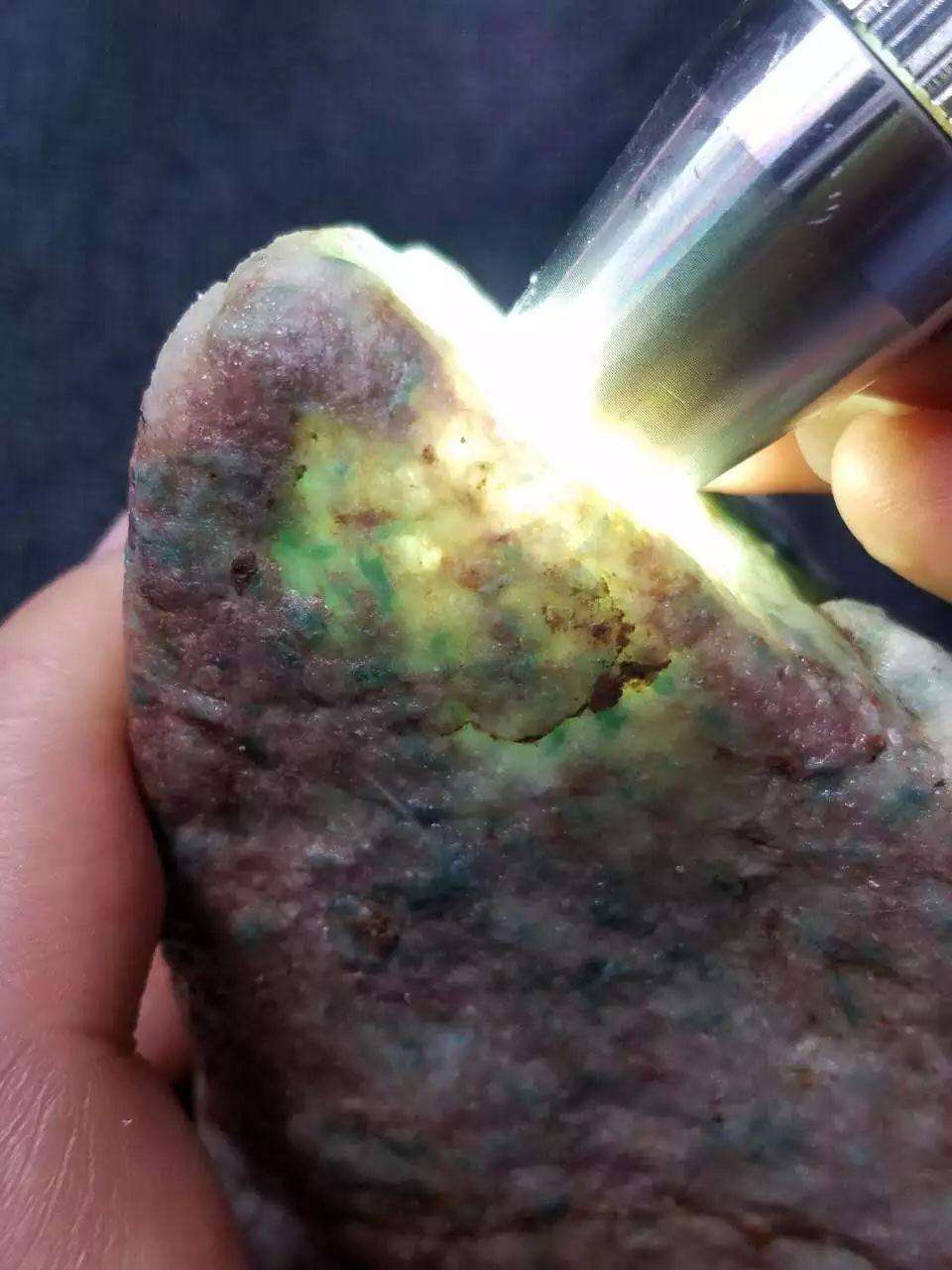 翡翠怎样训练原石立体感,翡翠的雕刻过程,看完你就知道了-第2张图片-翡翠网 翡翠怎样训练原石立体感,翡翠的雕刻过程,看完你就知道了-第2张图片-翡翠网