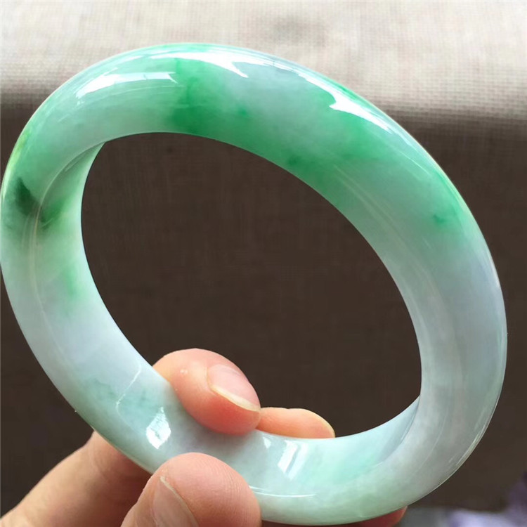 天然a货翡翠手镯价格翡翠手镯a货是什么意思-第1张图片-翡翠网 天然a货翡翠手镯价格翡翠手镯a货是什么意思-第1张图片-翡翠网