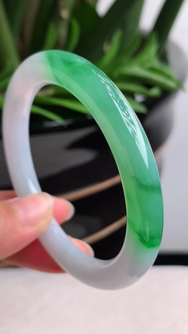 天然a货翡翠手镯价格翡翠手镯a货是什么意思-第2张图片-翡翠网 天然a货翡翠手镯价格翡翠手镯a货是什么意思-第2张图片-翡翠网