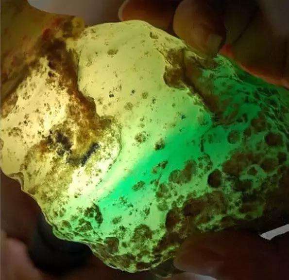 翡翠原石讲解新手怎么买的简单介绍-第2张图片-翡翠网 翡翠原石讲解新手怎么买的简单介绍-第2张图片-翡翠网