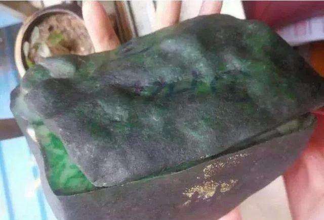 翡翠原石厂口知识,翡翠原石场口料介绍-第2张图片-翡翠网 翡翠原石厂口知识,翡翠原石场口料介绍-第2张图片-翡翠网