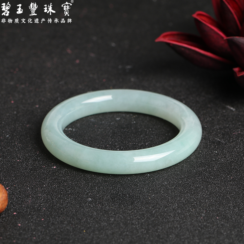 银手镯戴久了会认你,翡翠镯子的知识-第1张图片-翡翠网 银手镯戴久了会认你,翡翠镯子的知识-第1张图片-翡翠网