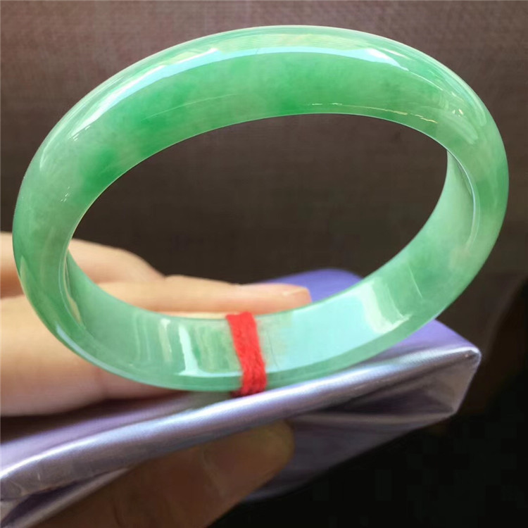 银手镯戴久了会认你,翡翠镯子的知识-第2张图片-翡翠网 银手镯戴久了会认你,翡翠镯子的知识-第2张图片-翡翠网