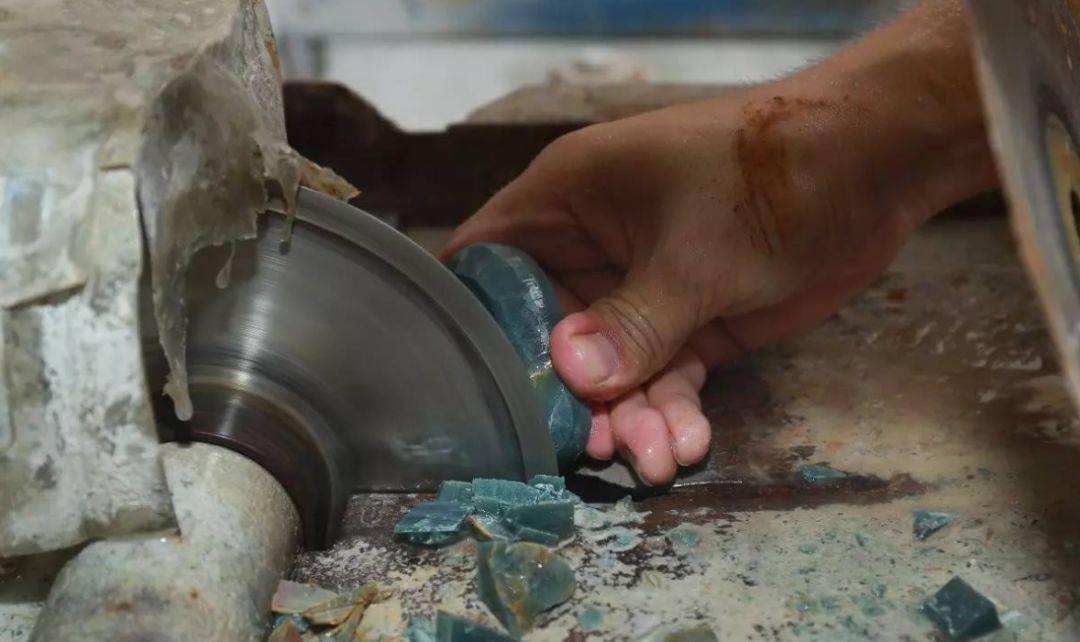 翡翠原石怎么手工去皮翡翠原石加工-第1张图片-翡翠网 翡翠原石怎么手工去皮翡翠原石加工-第1张图片-翡翠网