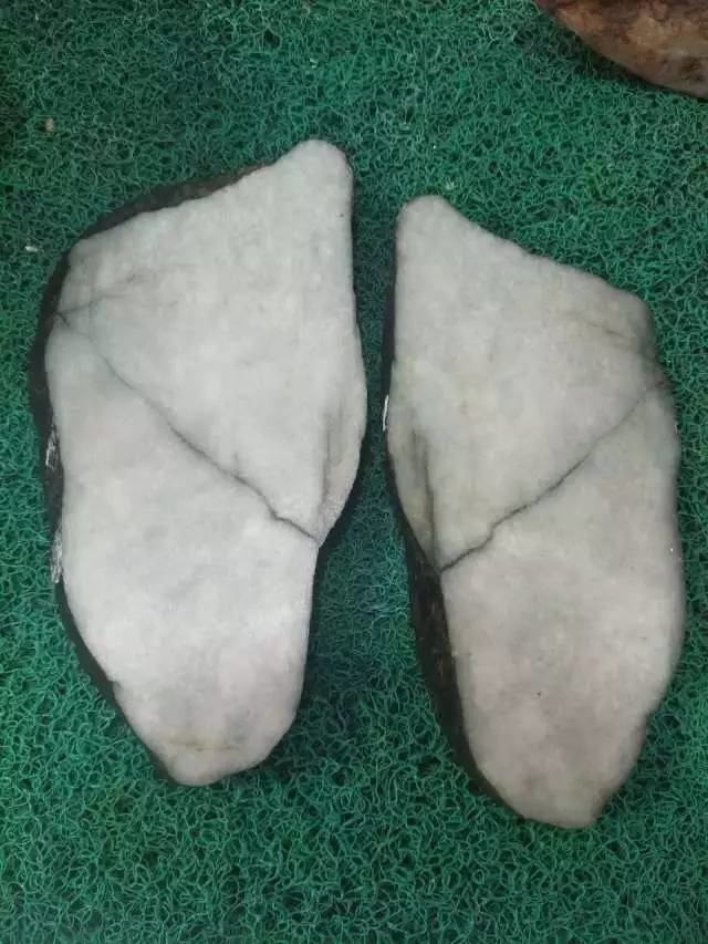 普通翡翠原石切开图片翡翠切割一般都是什么样子的-第1张图片-翡翠网 普通翡翠原石切开图片翡翠切割一般都是什么样子的-第1张图片-翡翠网