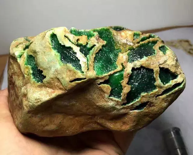 玻璃种帝王绿翡翠图片,帝王绿翡翠原石切石-第1张图片-翡翠网 玻璃种帝王绿翡翠图片,帝王绿翡翠原石切石-第1张图片-翡翠网