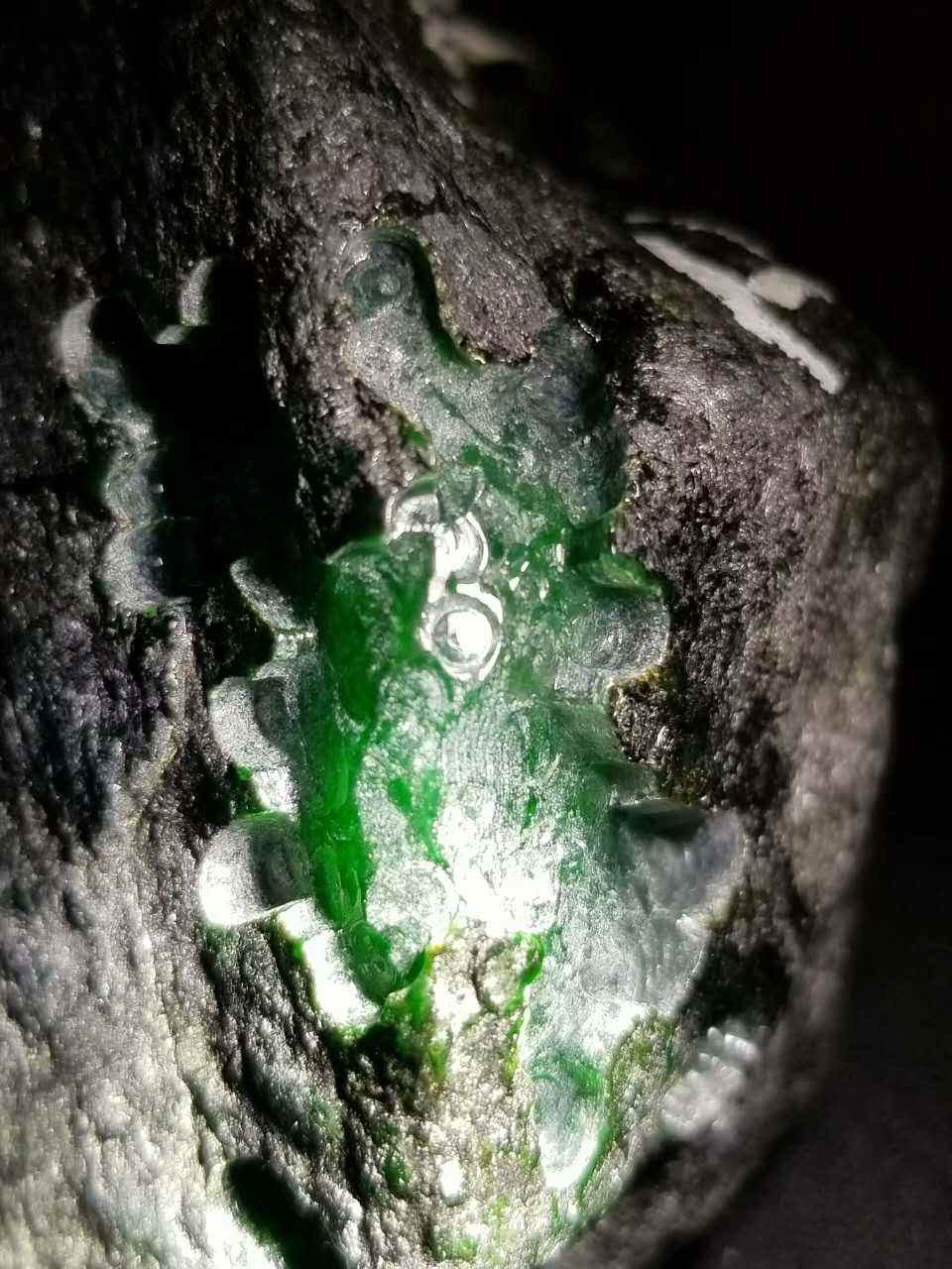 玻璃种帝王绿翡翠图片,帝王绿翡翠原石切石-第2张图片-翡翠网 玻璃种帝王绿翡翠图片,帝王绿翡翠原石切石-第2张图片-翡翠网