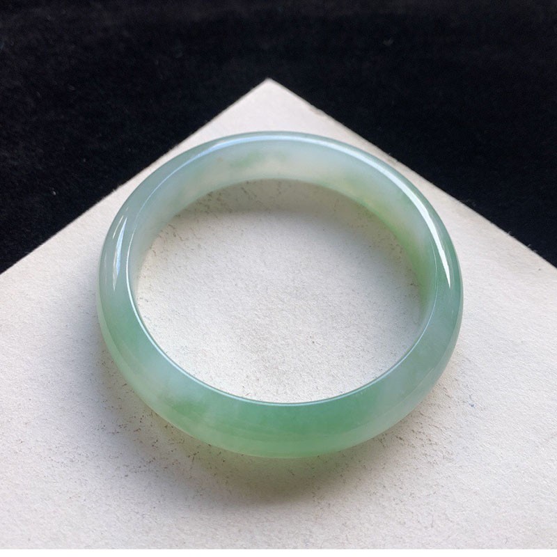 翡翠晴绿手镯价格,绿晴水翡翠档次和价值-第1张图片-翡翠网 翡翠晴绿手镯价格,绿晴水翡翠档次和价值-第1张图片-翡翠网