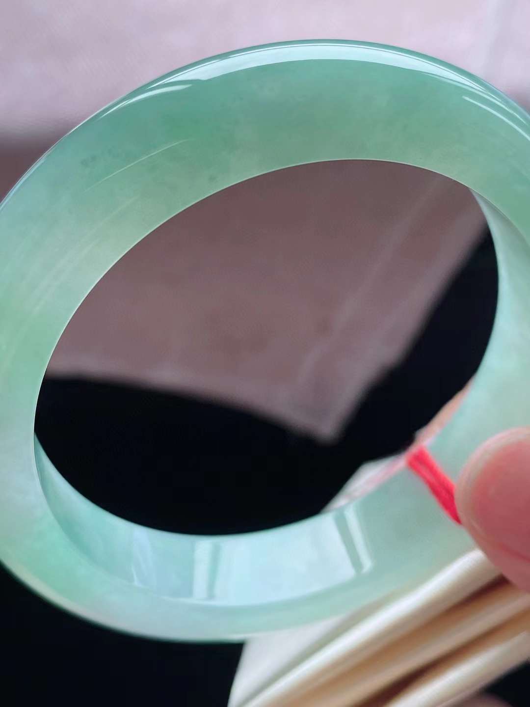 翡翠晴绿手镯价格,绿晴水翡翠档次和价值-第2张图片-翡翠网 翡翠晴绿手镯价格,绿晴水翡翠档次和价值-第2张图片-翡翠网