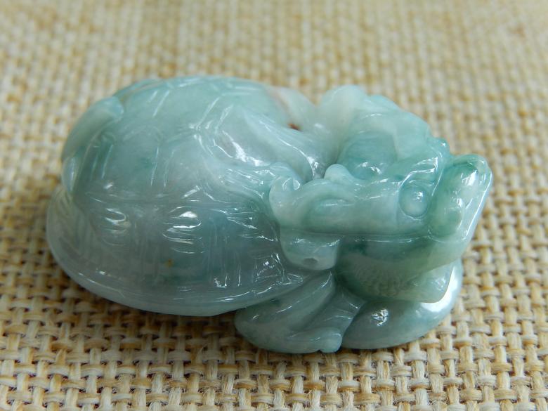 开翡翠原石看到飘花啥意思,飘花的翡翠原石做什么好-第1张图片-翡翠网