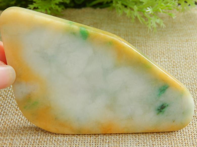 开翡翠原石看到飘花啥意思,飘花的翡翠原石做什么好-第2张图片-翡翠网