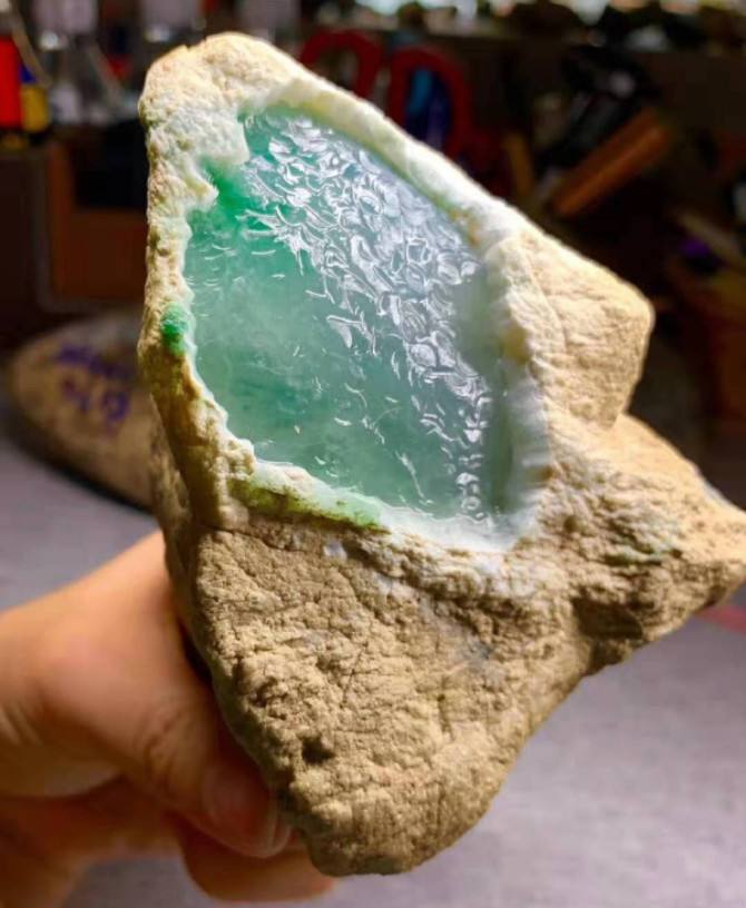 翡翠原石埋在土里还会变色吗,翡翠原石盘玩后会有变化吗-第1张图片-翡翠网 翡翠原石埋在土里还会变色吗,翡翠原石盘玩后会有变化吗-第1张图片-翡翠网