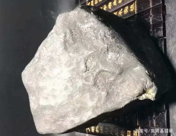 翡翠原石埋在土里还会变色吗,翡翠原石盘玩后会有变化吗-第2张图片-翡翠网 翡翠原石埋在土里还会变色吗,翡翠原石盘玩后会有变化吗-第2张图片-翡翠网