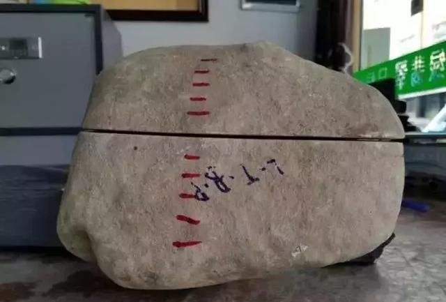 翡翠原石的几种赌法东北翡翠原石有那几种-第2张图片-翡翠网 翡翠原石的几种赌法东北翡翠原石有那几种-第2张图片-翡翠网