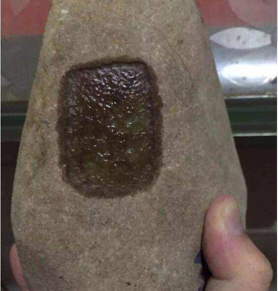 如何分辨翡翠原石是否假的的简单介绍-第1张图片-翡翠网 如何分辨翡翠原石是否假的的简单介绍-第1张图片-翡翠网