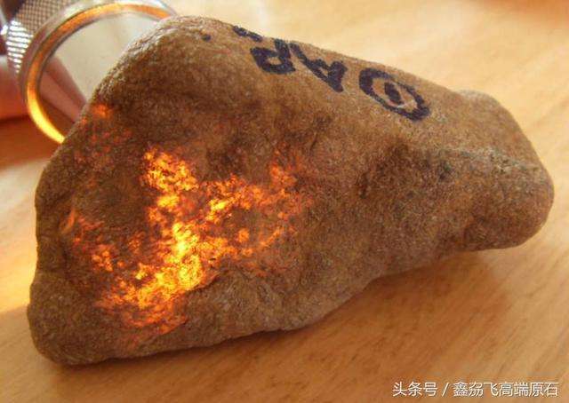 如何分辨翡翠原石是否假的的简单介绍-第2张图片-翡翠网 如何分辨翡翠原石是否假的的简单介绍-第2张图片-翡翠网