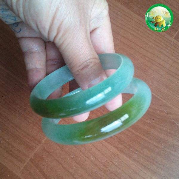 翡翠手镯戴在哪只手好翡翠蓝水带黄翡手镯-第1张图片-翡翠网 翡翠手镯戴在哪只手好翡翠蓝水带黄翡手镯-第1张图片-翡翠网