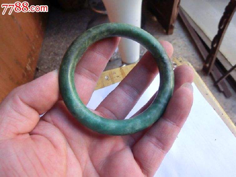 翡翠a货的价格一般多少,老翡翠手镯拍卖价格-第2张图片-翡翠网 翡翠a货的价格一般多少,老翡翠手镯拍卖价格-第2张图片-翡翠网