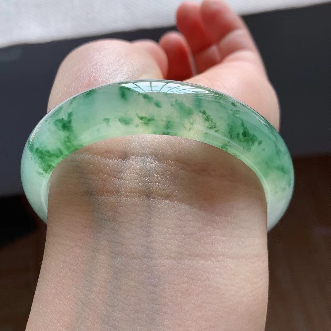 关于高冰种翡翠手镯戴手什么感觉的信息-第1张图片-翡翠网 关于高冰种翡翠手镯戴手什么感觉的信息-第1张图片-翡翠网