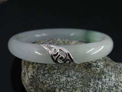 翡翠手镯断裂能粘上吗,晒晒我带了5年的翡翠手镯-第2张图片-翡翠网 翡翠手镯断裂能粘上吗,晒晒我带了5年的翡翠手镯-第2张图片-翡翠网