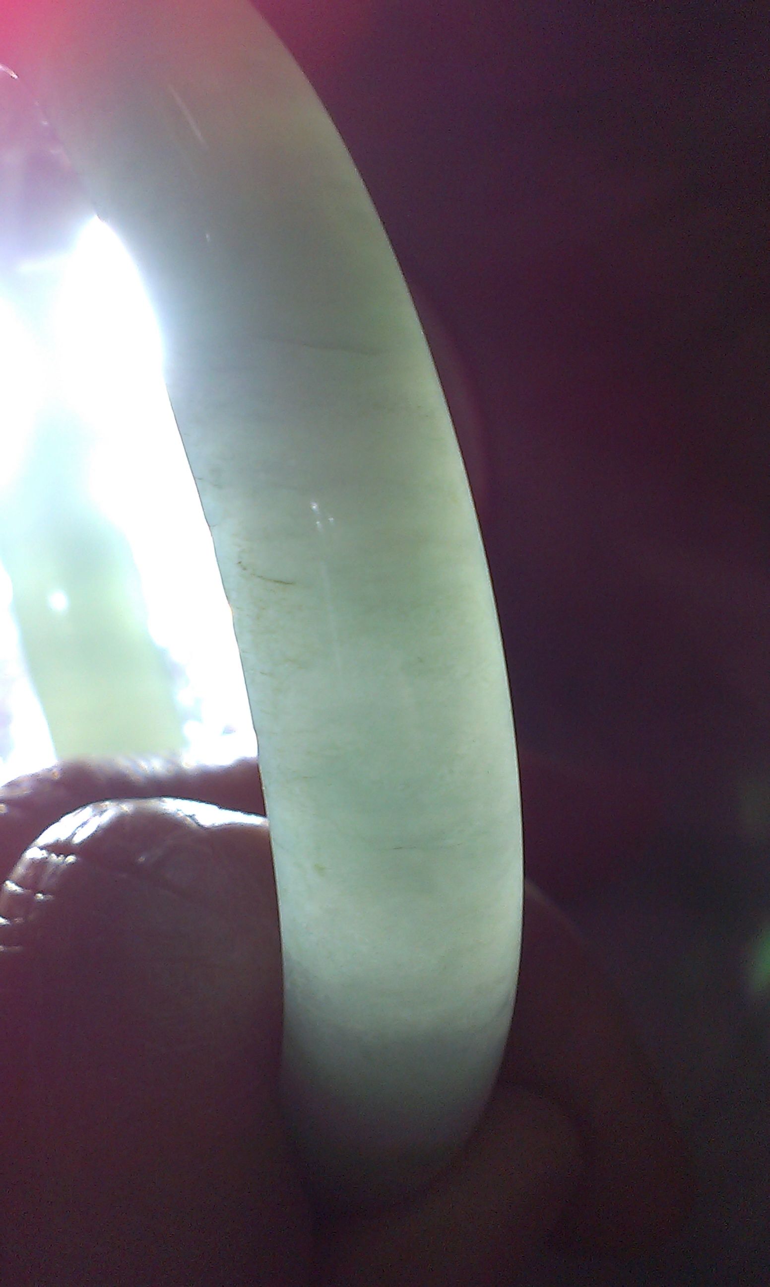 翡翠手镯有裂纹还值钱吗翡翠手镯裂纹和石纹的对比照片-第1张图片-翡翠网 翡翠手镯有裂纹还值钱吗翡翠手镯裂纹和石纹的对比照片-第1张图片-翡翠网