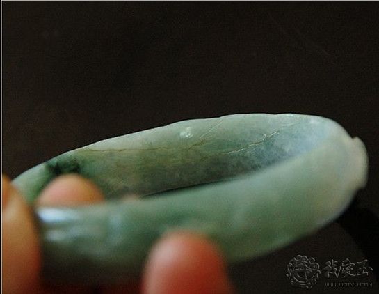 翡翠手镯有裂纹还值钱吗翡翠手镯裂纹和石纹的对比照片-第2张图片-翡翠网 翡翠手镯有裂纹还值钱吗翡翠手镯裂纹和石纹的对比照片-第2张图片-翡翠网