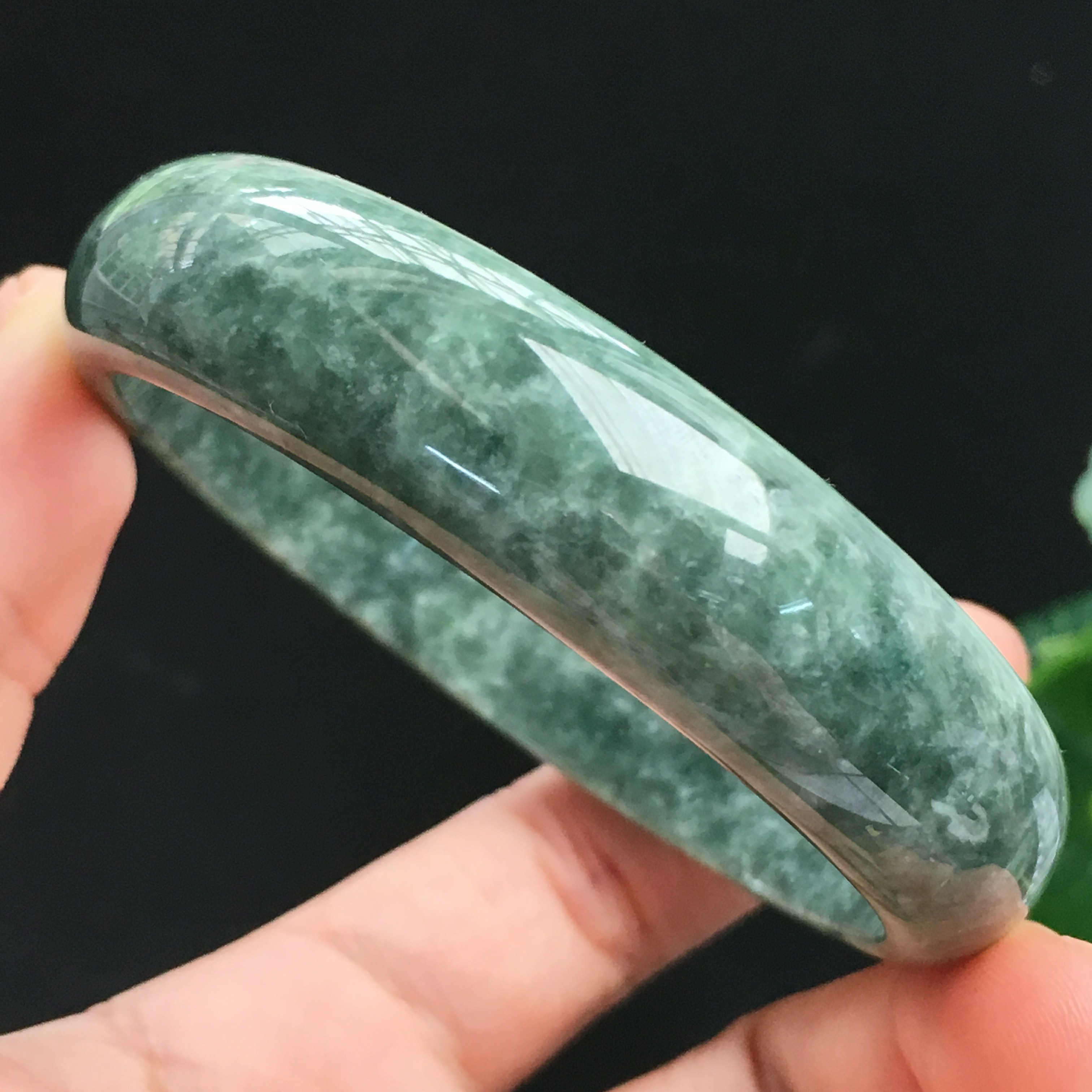 翡翠油青手镯价格,油青翡翠手镯是最差的-第1张图片-翡翠网 翡翠油青手镯价格,油青翡翠手镯是最差的-第1张图片-翡翠网