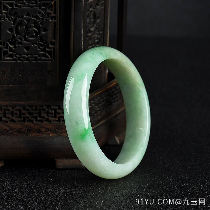 豆种翡翠手镯图片价格5千左右的豆种翡翠手镯-第1张图片-翡翠网 豆种翡翠手镯图片价格5千左右的豆种翡翠手镯-第1张图片-翡翠网