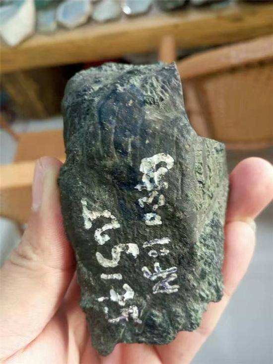 翡翠原石断口料,玉石原石断口图片-第1张图片-翡翠网 翡翠原石断口料,玉石原石断口图片-第1张图片-翡翠网