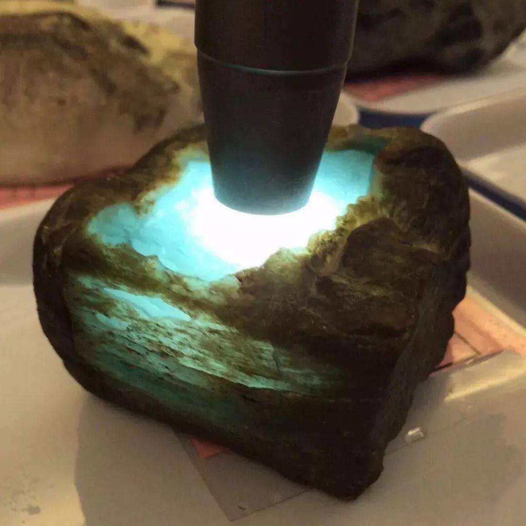 有灵气的翡翠原石的简单介绍-第1张图片-翡翠网 有灵气的翡翠原石的简单介绍-第1张图片-翡翠网