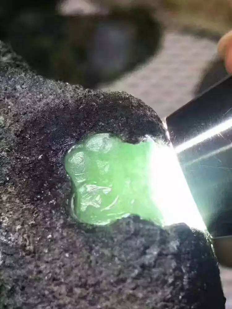 晴水翡翠原石打灯图片打灯有黄雾的木那翡翠原石-第1张图片-翡翠网 晴水翡翠原石打灯图片打灯有黄雾的木那翡翠原石-第1张图片-翡翠网