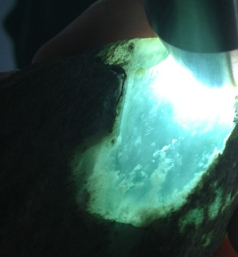 晴水翡翠原石打灯图片打灯有黄雾的木那翡翠原石-第2张图片-翡翠网 晴水翡翠原石打灯图片打灯有黄雾的木那翡翠原石-第2张图片-翡翠网