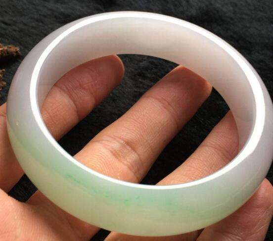 翡翠手镯是大点好还是小点好翡翠手镯圈口大点好还是小点好-第1张图片-翡翠网 翡翠手镯是大点好还是小点好翡翠手镯圈口大点好还是小点好-第1张图片-翡翠网