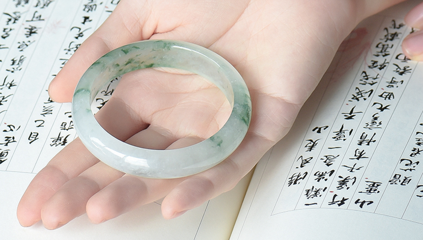 翡翠手镯是大点好还是小点好翡翠手镯圈口大点好还是小点好-第2张图片-翡翠网 翡翠手镯是大点好还是小点好翡翠手镯圈口大点好还是小点好-第2张图片-翡翠网