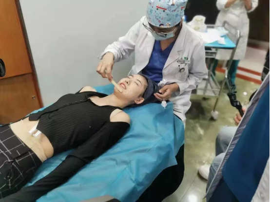 广东肇庆艾美医源视频广东医院直播隆胸-第2张图片-翡翠网 广东肇庆艾美医源视频广东医院直播隆胸-第2张图片-翡翠网