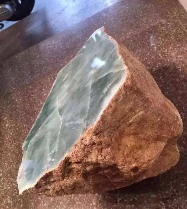 最好的翡翠原石一刀开,6500万翡翠原石开了10亿-第1张图片-翡翠网 最好的翡翠原石一刀开,6500万翡翠原石开了10亿-第1张图片-翡翠网