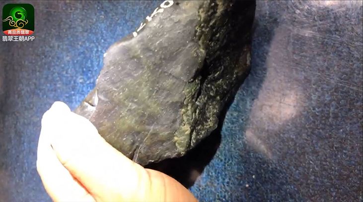 翡翠原石用什么切割片原石切割翡翠视频-第1张图片-翡翠网 翡翠原石用什么切割片原石切割翡翠视频-第1张图片-翡翠网