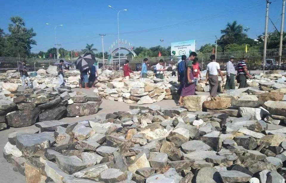 翡翠原石必须经过缅甸政府吗缅甸的翡翠原石怎么运到中国的-第1张图片-翡翠网 翡翠原石必须经过缅甸政府吗缅甸的翡翠原石怎么运到中国的-第1张图片-翡翠网